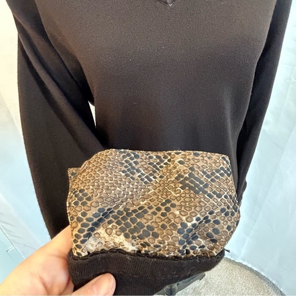 DENVER Hayes Dark chocolate brown knit sweater snake print collar/cuff Sz L - Picture 7 of 13
